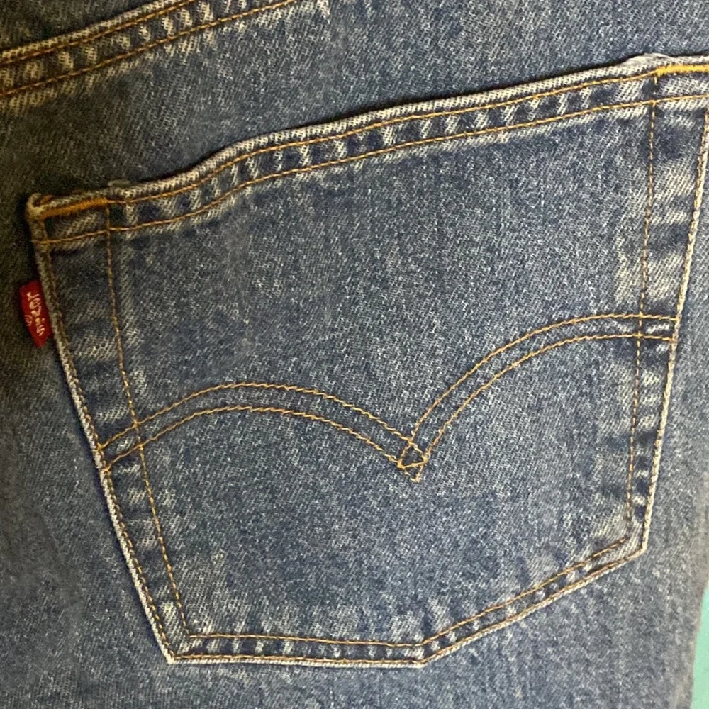 Vintage Y2K Levi’s 550 jeans tag size 38x31 (actual size 36x31) dated Nov. 2001 - Picture 3 of 8